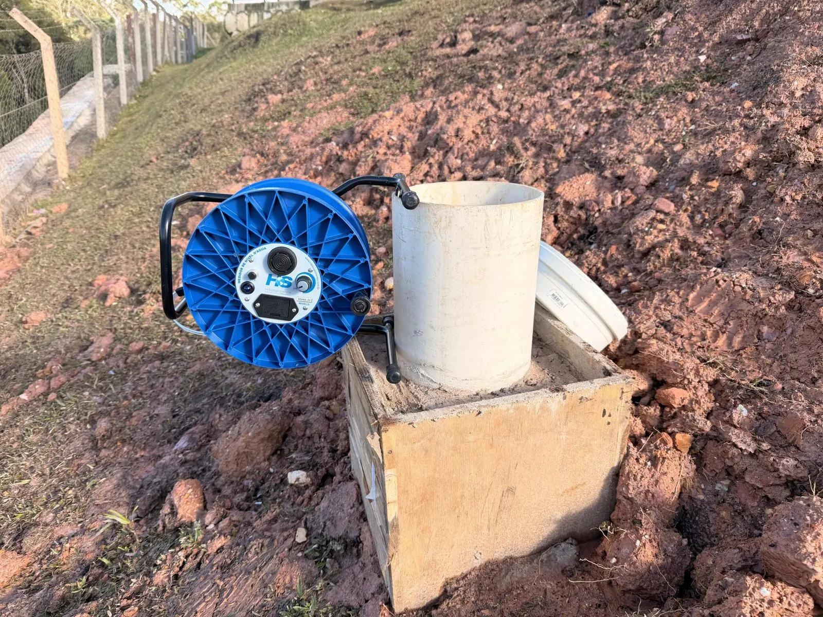Carretel de leitura de instrumentação junto ao tubo de acesso instalado em campo