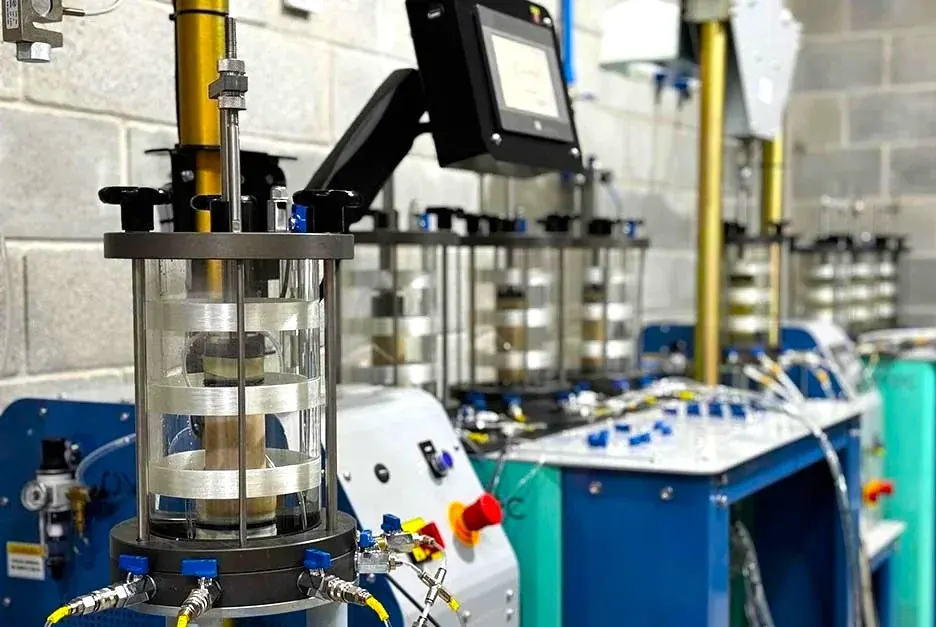 Câmara triaxial montada para ensaio CIU no laboratório da Testesolo